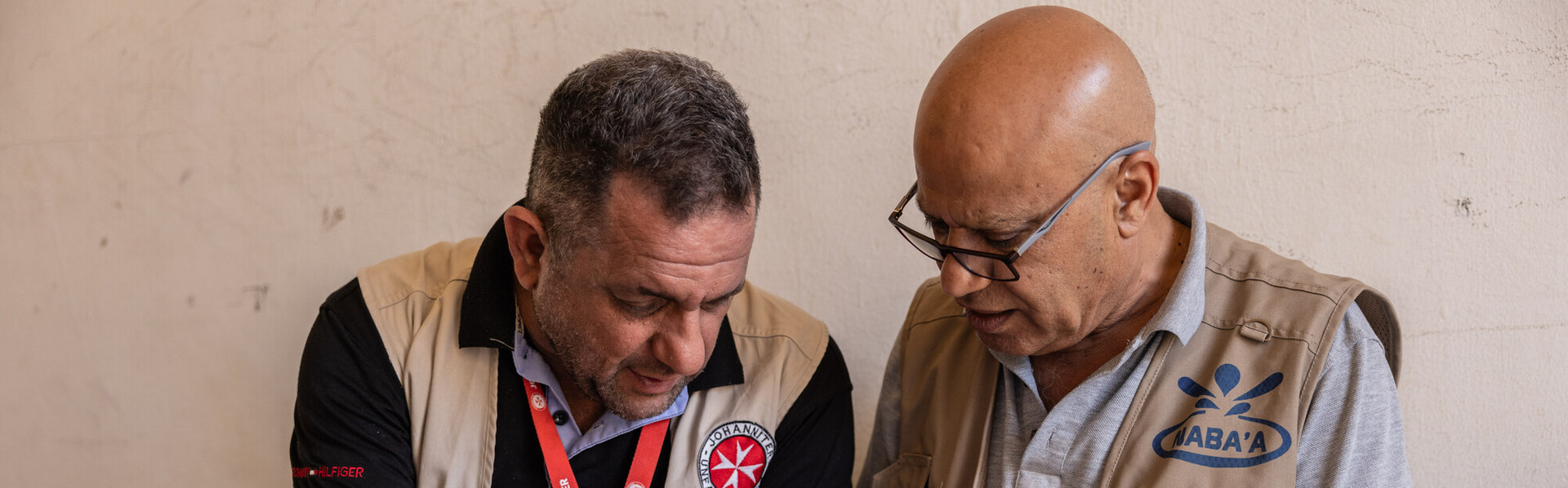 Zwei Helfer bei einer Besprechung