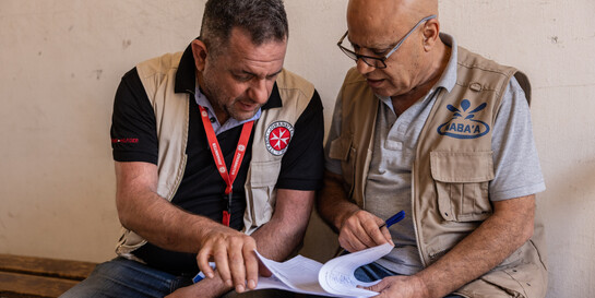 Zwei Helfer bei einer Besprechung