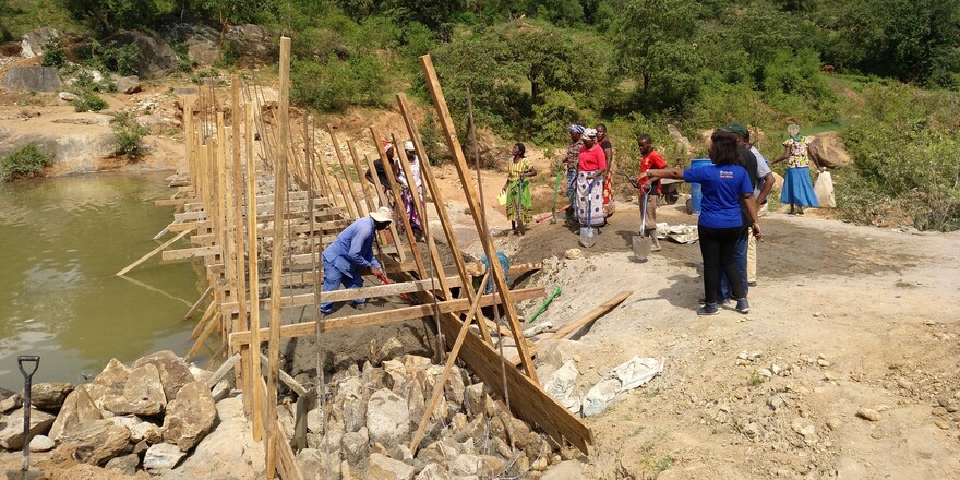Katastrophenvorsorge in Kenia: Bau von Staudämmen, die vor Überflutungen schützen sollen Katastrophenvorsorge in Kenia: Bau von Staudämmen, die vor Überflutungen schützen sollen