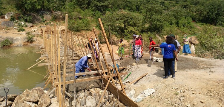 Katastrophenvorsorge in Kenia: Bau von Staudämmen, die vor Überflutungen schützen sollen Katastrophenvorsorge in Kenia: Bau von Staudämmen, die vor Überflutungen schützen sollen