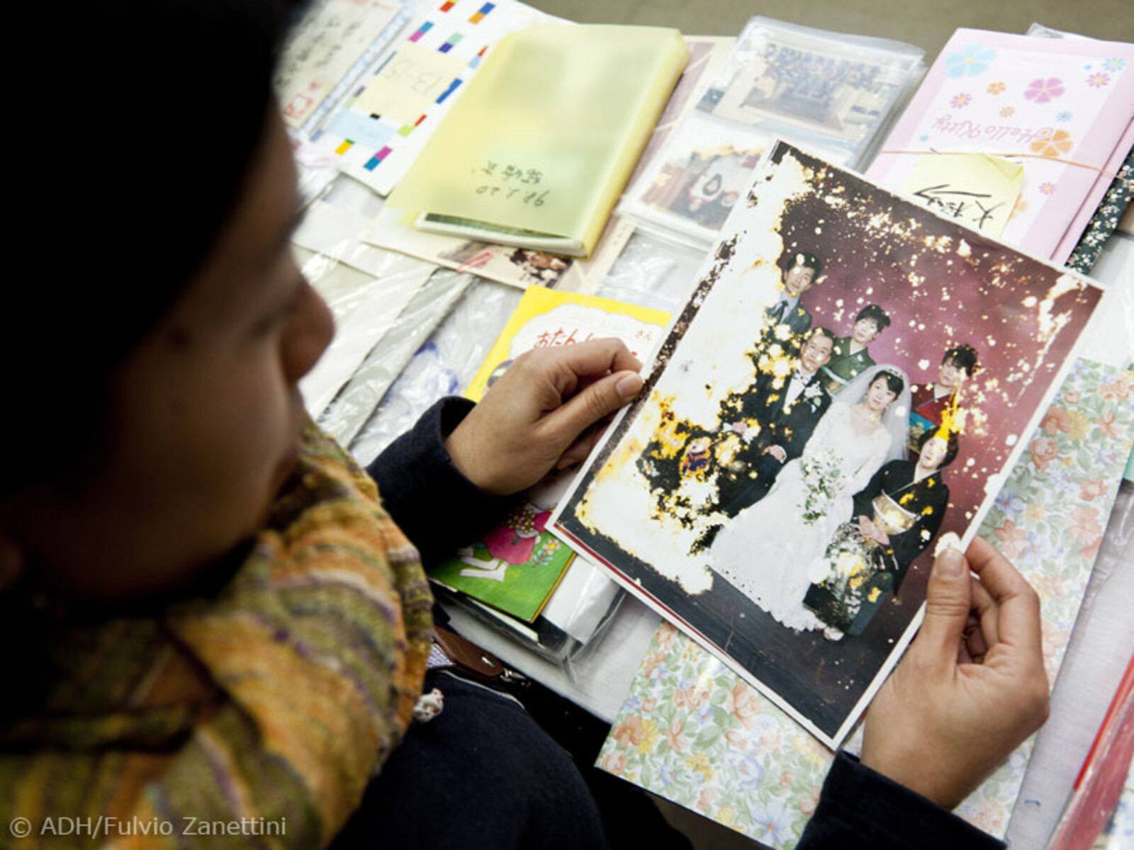 CARE hat in den Trümmern in Yamada Fotos gesammelt, die die Katastrophe überstandan haben