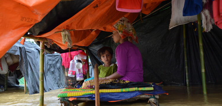 Mutter und Kind in einem durch Monsunregen überschwemmten Flüchtlingscamp in Bangladesch