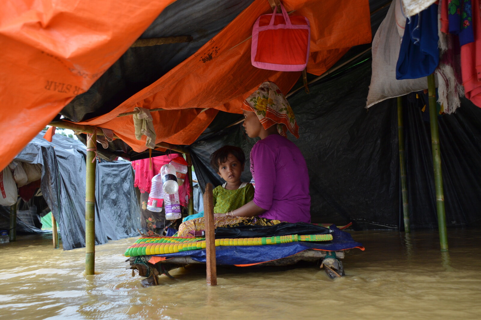Mutter und Kind in einem durch Monsunregen überschwemmten Flüchtlingscamp in Bangladesch