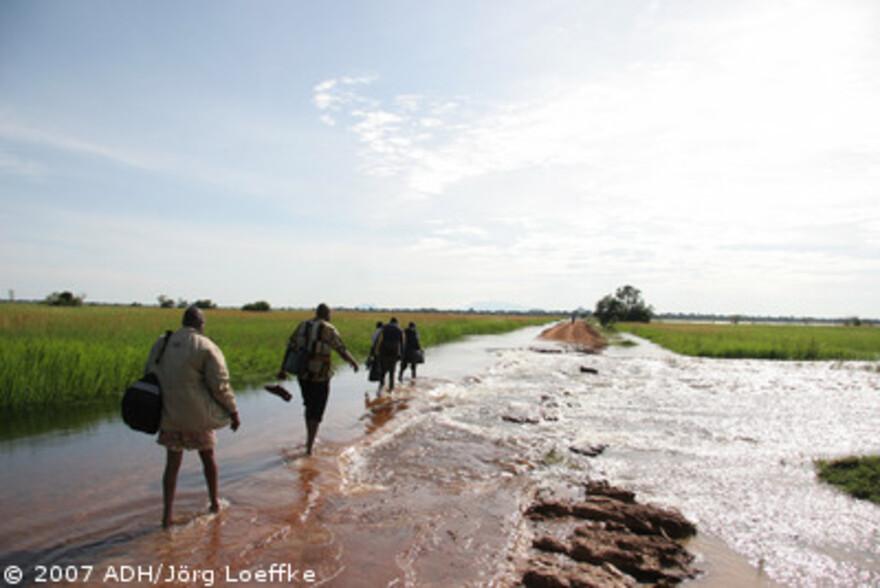 Flut Afrika: Menschen gehen ihren Weg durch das Hochwasser