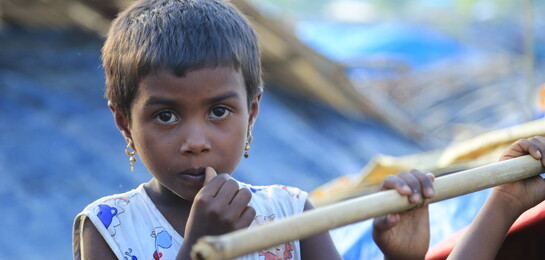 Unter den hunderttausenden Rohingya, die in Bangladesch Zuflucht suchen, sind zahlreiche Kinder: Dieses Mädchen ist eines davon.