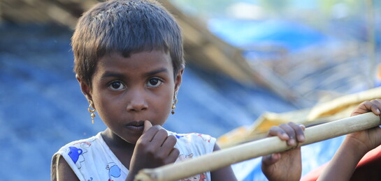 Unter den hunderttausenden Rohingya, die in Bangladesch Zuflucht suchen, sind zahlreiche Kinder: Dieses Mädchen ist eines davon.