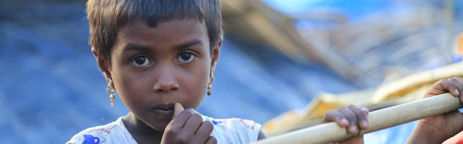 Unter den hunderttausenden Rohingya, die in Bangladesch Zuflucht suchen, sind zahlreiche Kinder: Dieses Mädchen ist eines davon.