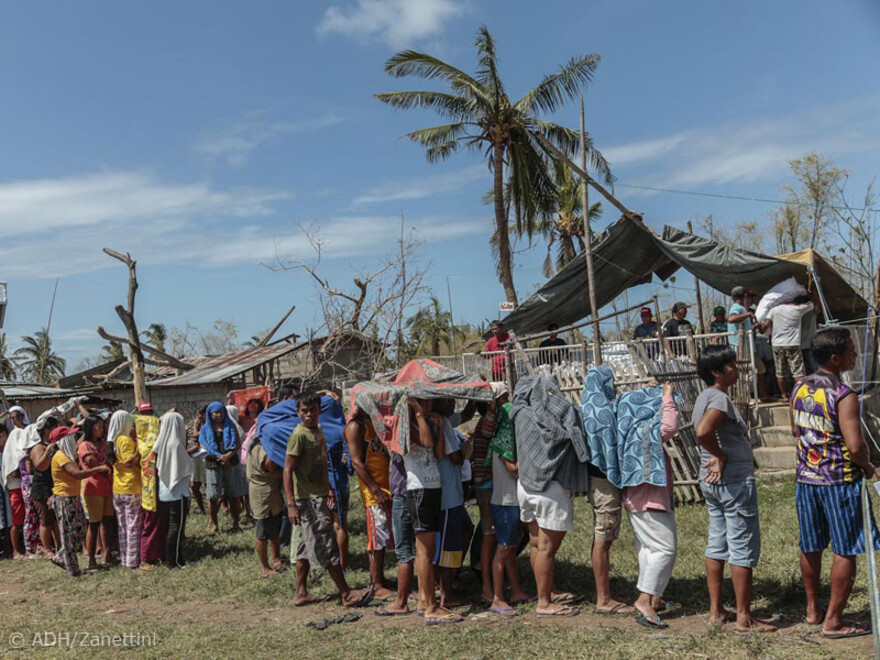 Stundenlanges Schlangestehen ist bei den Hilfsgüterverteilungen keine Seltenheit