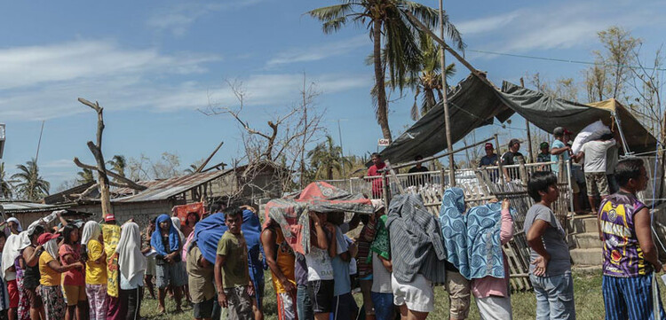 Stundenlanges Schlangestehen ist bei den Hilfsgüterverteilungen keine Seltenheit