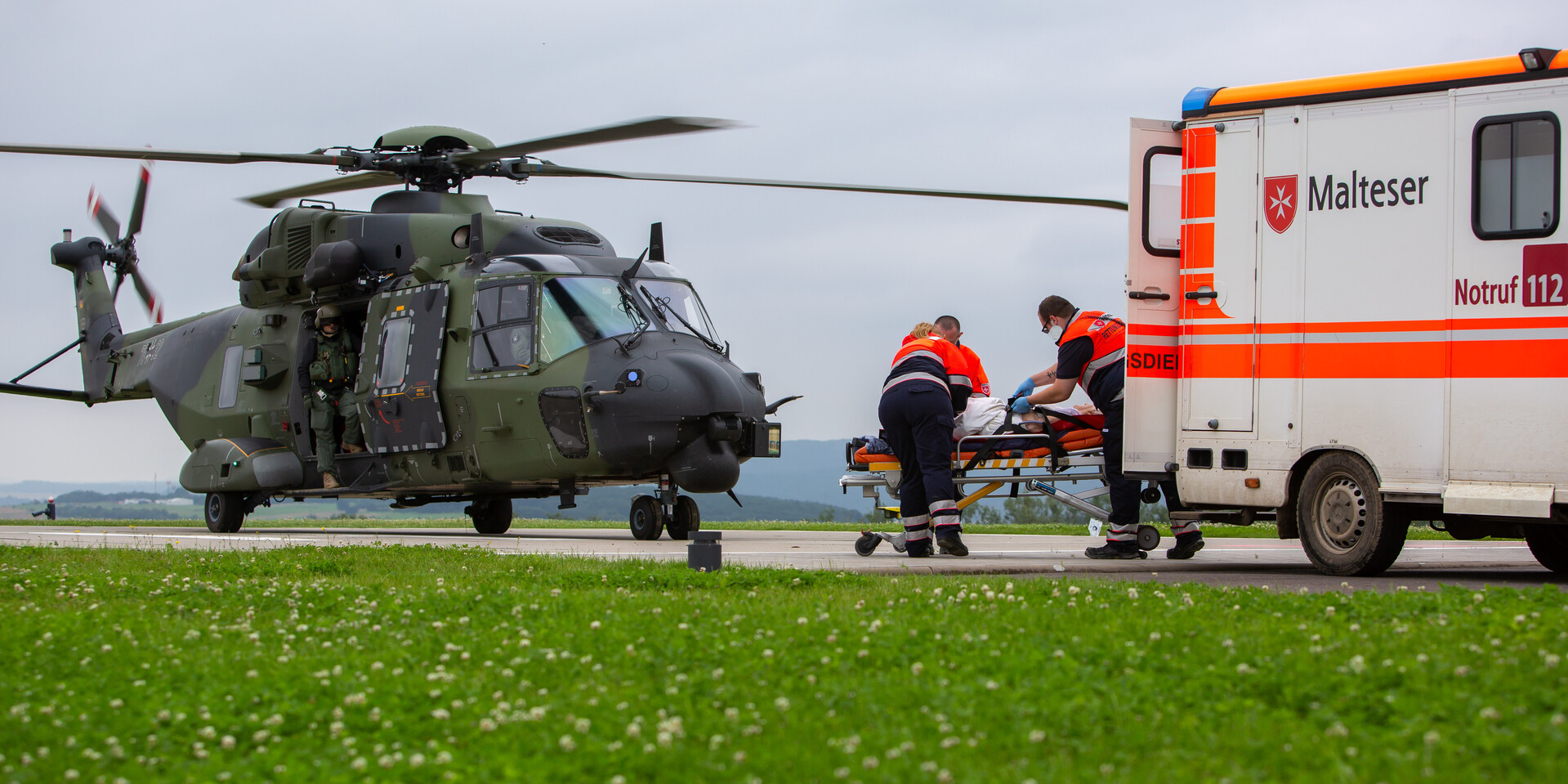 Helikopter der Bundeswehr und Krankenwagen der Malteser unterstützen in der Hochwasserkatastrophe 