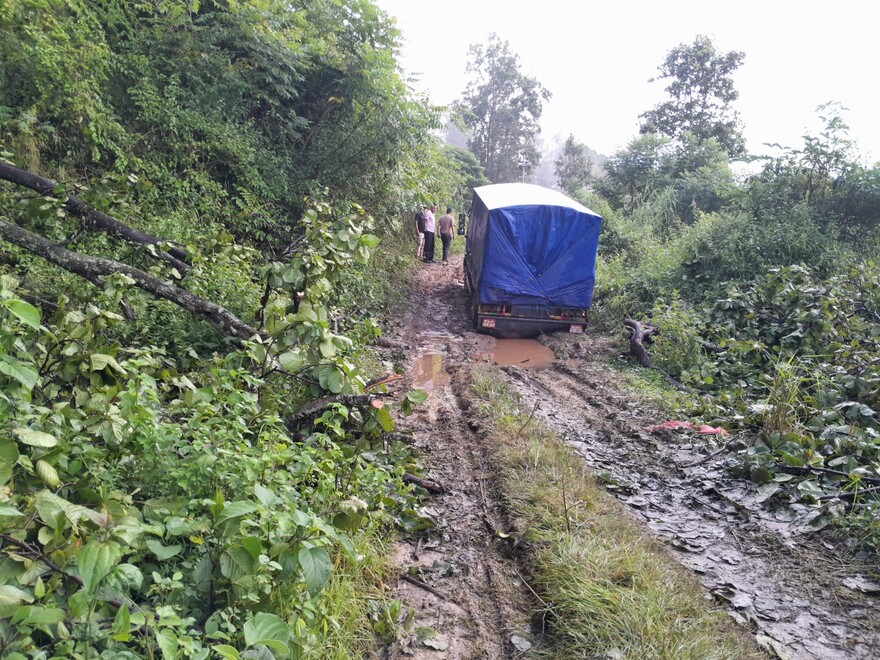 Helfer versuchen in die von der Sturzflut in Nepal betroffenen Region zu gelangen