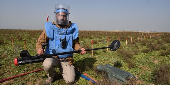Helfer beseitigt Minen im Kriegsgebiet