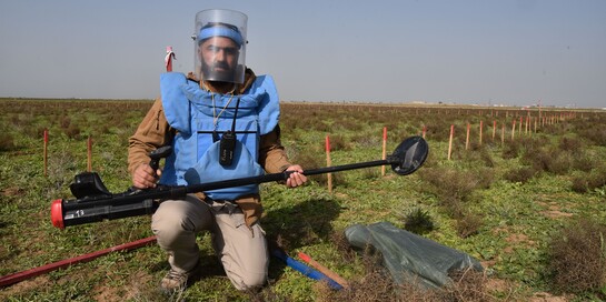 Helfer beseitigt Minen in Kriegsgebiet
