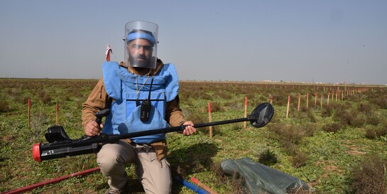 Helfer beseitigt Minen im Kriegsgebiet