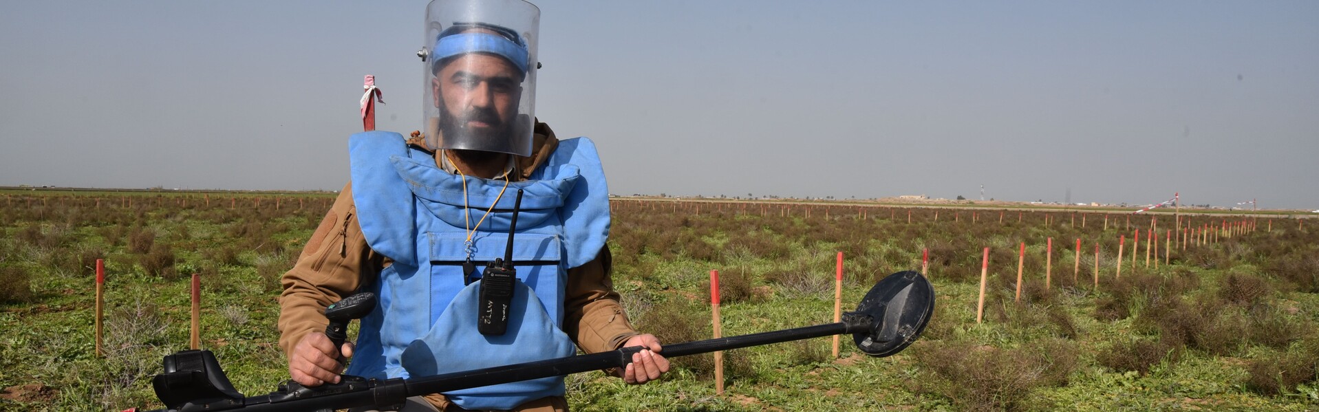 Helfer beseitigt Minen in Kriegsgebiet