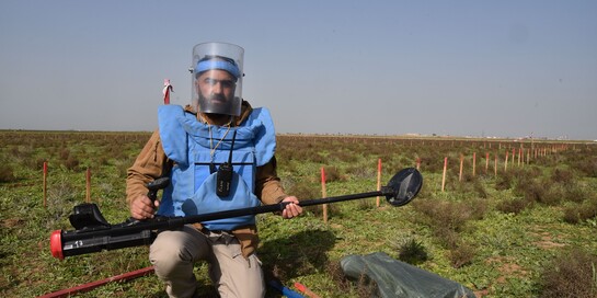 Helfer beseitigt Minen im Kriegsgebiert