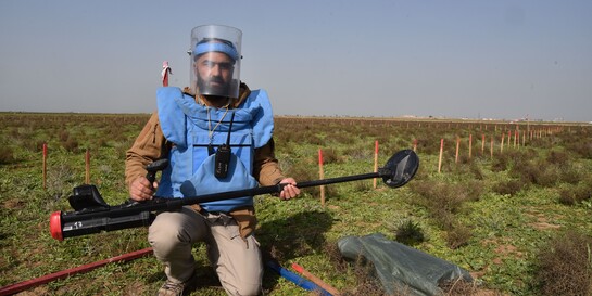 Helfer beseitigt Minen im Kriegsgebiet