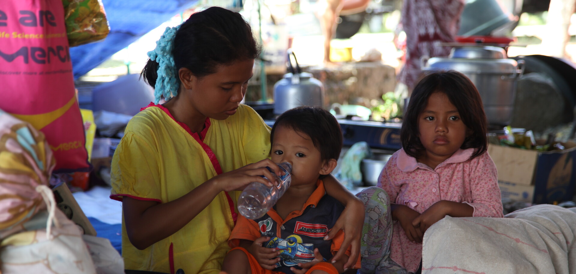 Nach dem Erdbeben & Tsunami auf Sulawesi: Kinder in einer Notunterkunft in Palu Nach dem Erdbeben & Tsunami auf Sulawesi: Kinder in einer Notunterkunft in Palu