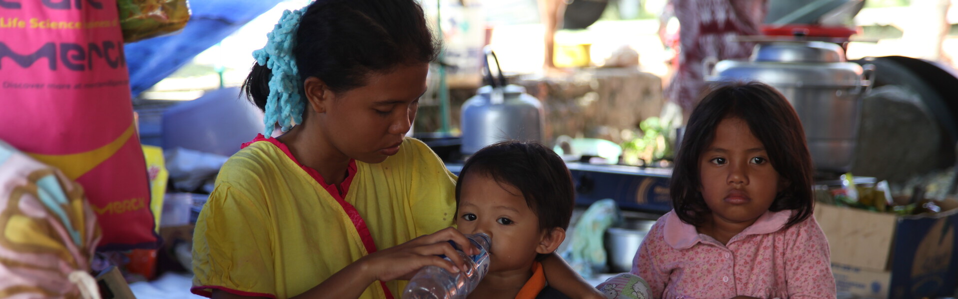Nach dem Erdbeben & Tsunami auf Sulawesi: Kinder in einer Notunterkunft in Palu