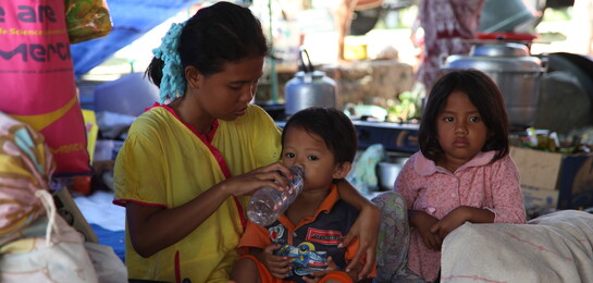 Nach dem Erdbeben & Tsunami auf Sulawesi: Kinder in einer Notunterkunft in Palu