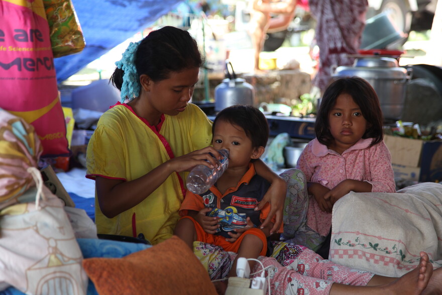 Nach dem Erdbeben & Tsunami auf Sulawesi: Kinder in einer Notunterkunft in Palu Nach dem Erdbeben & Tsunami auf Sulawesi: Kinder in einer Notunterkunft in Palu