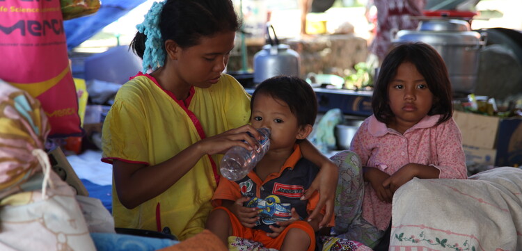 Nach dem Erdbeben & Tsunami auf Sulawesi: Kinder in einer Notunterkunft in Palu Nach dem Erdbeben & Tsunami auf Sulawesi: Kinder in einer Notunterkunft in Palu