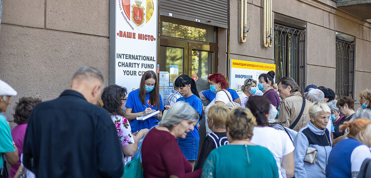 Menschen stehen in der Ukraine vor einer Sozialapotheke