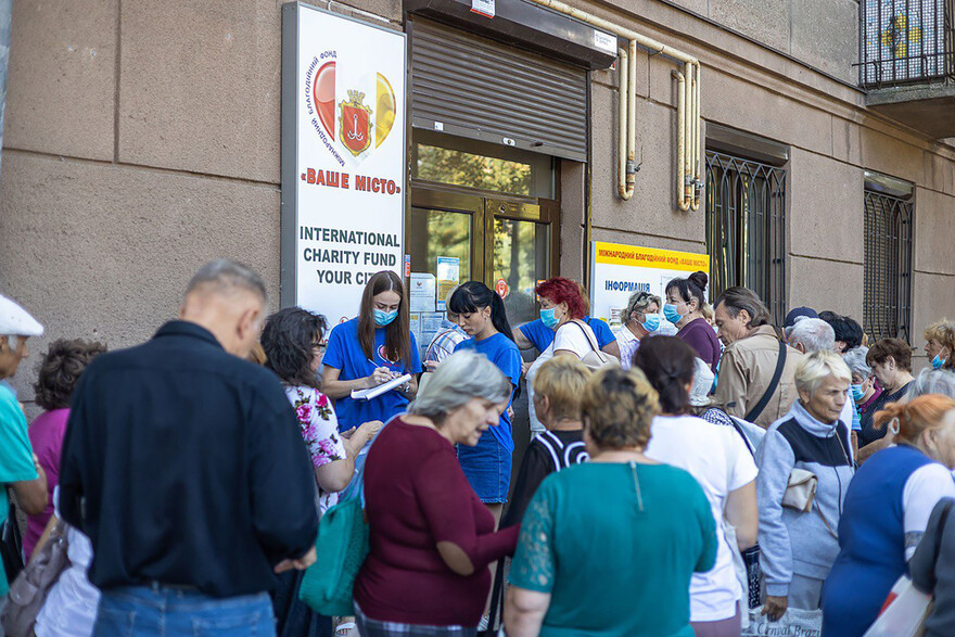 Menschen stehen in der Ukraine vor einer Sozialapotheke