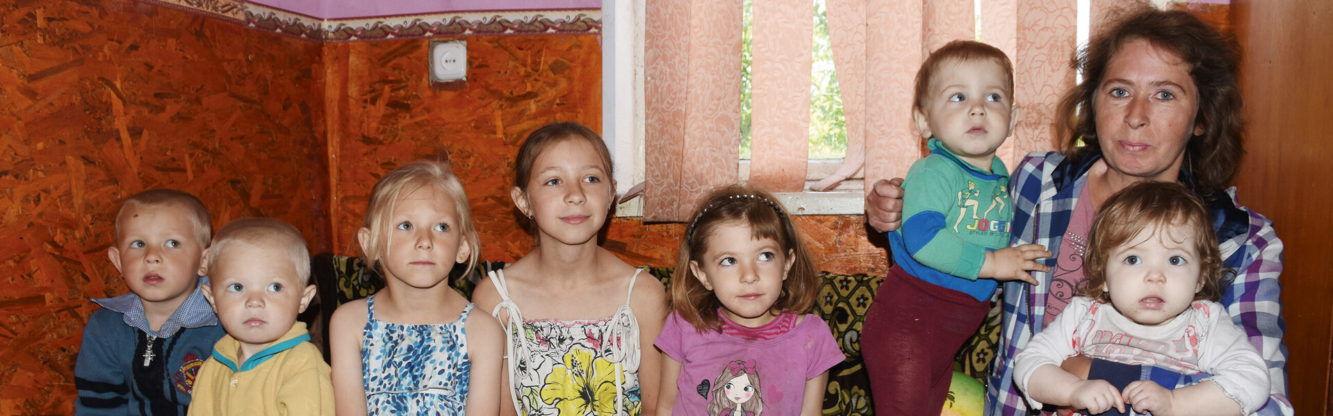 Olga und ihre acht Kinder im reparierten Haus in der Ukraine