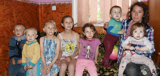 Olga und ihre acht Kinder im reparierten Haus in der Ukraine
