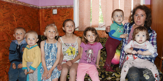 Olga und ihre acht Kinder im reparierten Haus in der Ukraine