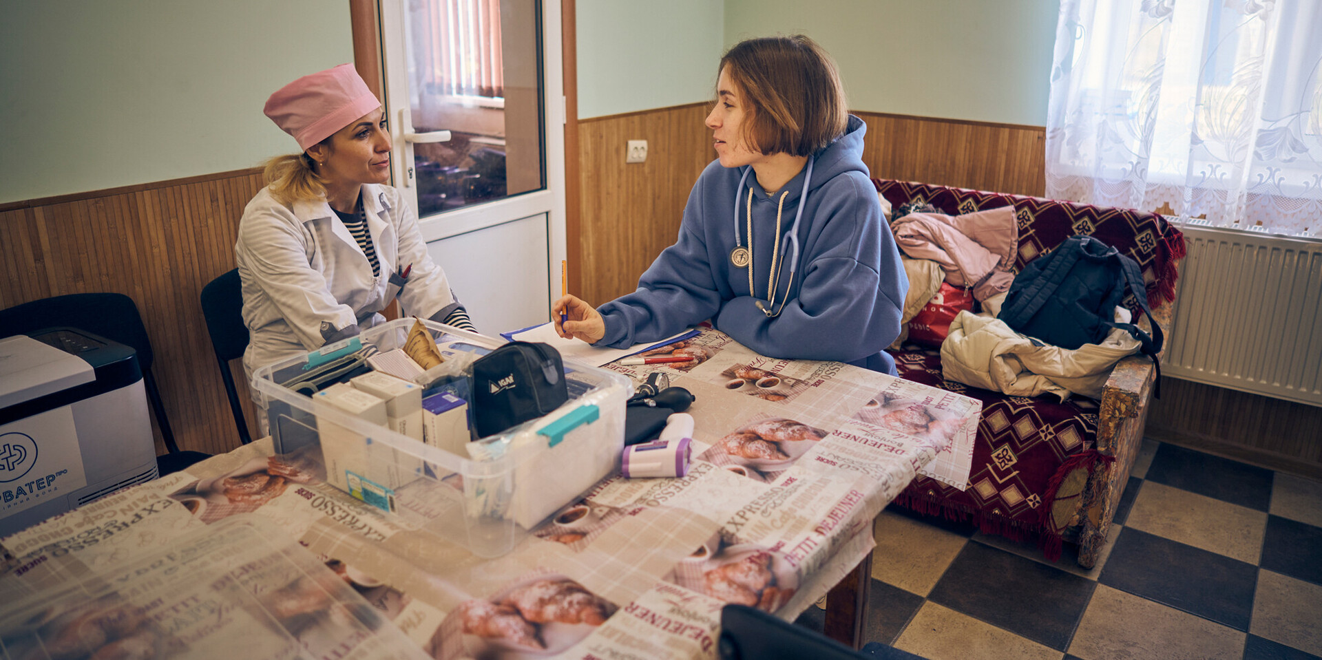 Die Ärztin Mariia spricht mit einer Kollegin aus dem mobilen Gesundheitsteam von action medeor
