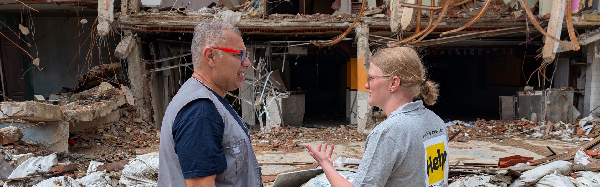 Nothilfekoordinatorin Simone Walter spricht mit einem lokalen Helfer bei einem Projektbesuch in Venezuela Nothilfekoordinatorin Simone Walter spricht mit einem lokalen Helfer bei einem Projektbesuch in Venezuela