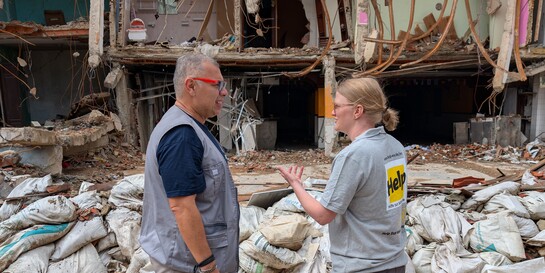 Nothilfekoordinatorin Simone Walter spricht mit einer lokalen Hilfskraft bei einem Projektbesuch in Venezuela 