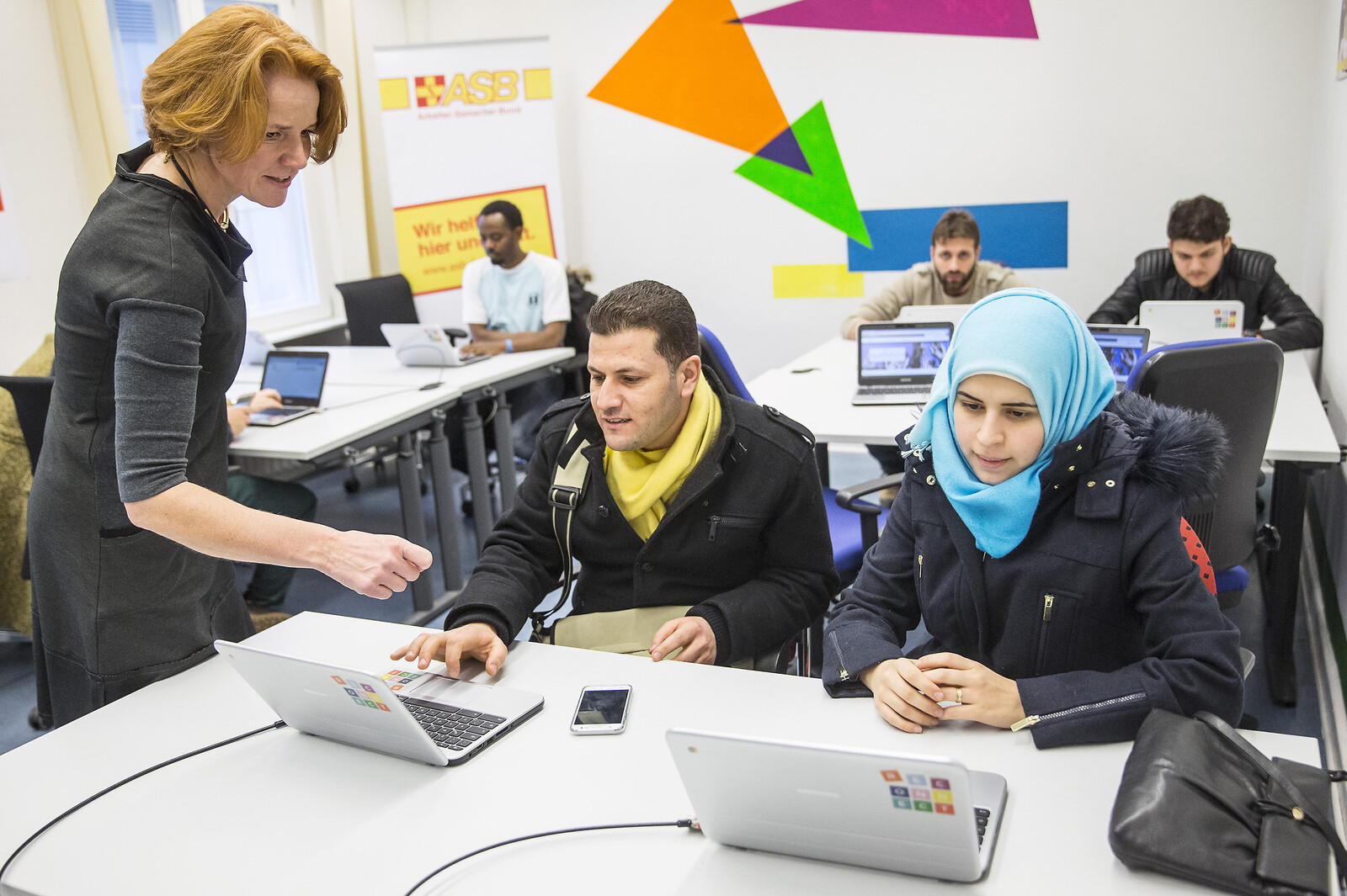 Flüchtlingshilfe Deutschland Lernen Laptop Deutsche Sprache