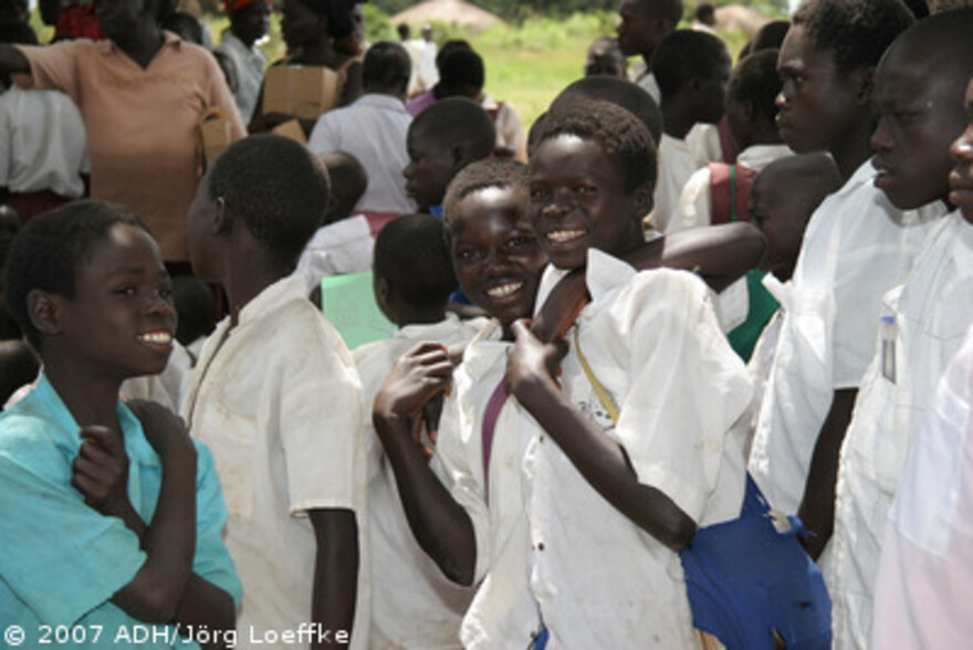Flut Afrika: Zwei Freunde an der Tyngor Primary School