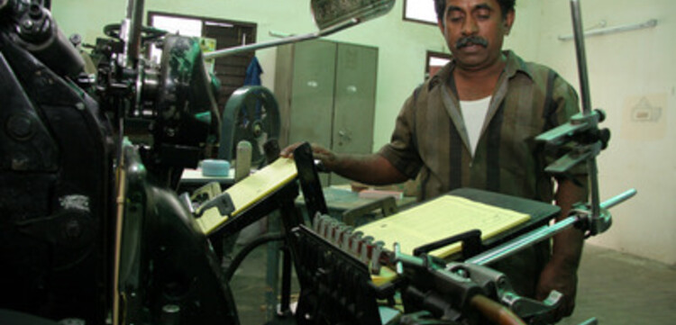 Tsunami-Hilfe Indien: Drucker an Druckmaschine