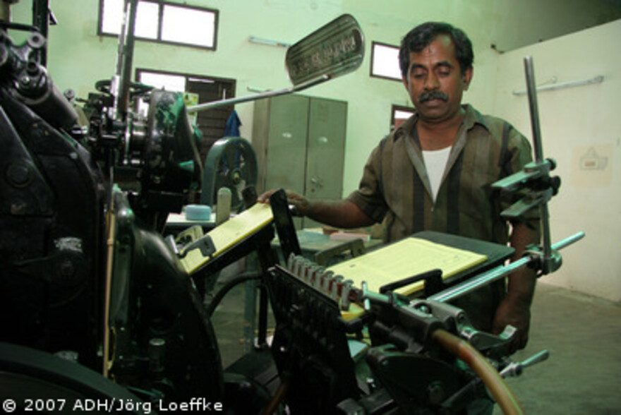 Tsunami-Hilfe Indien: Drucker an Druckmaschine