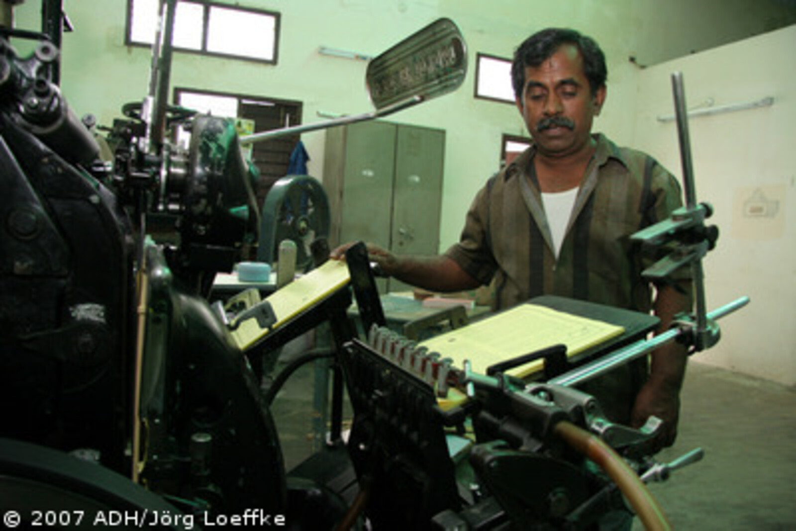 Tsunami-Hilfe Indien: Drucker an Druckmaschine