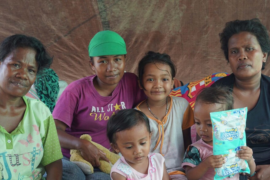 Die Frauen erhielten nach der Naturkatastrophe in Indonesien Nothilfe Die Frauen erhielten nach der Naturkatastrophe in Indonesien Nothilfe