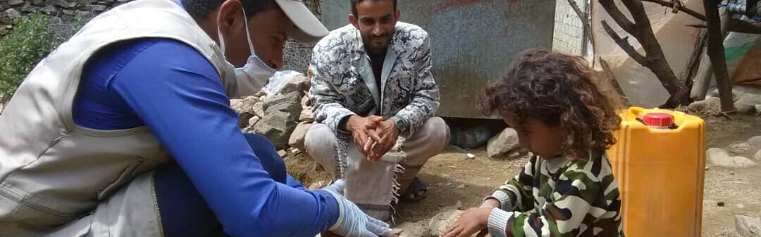 Cholera-Prävention: Ein Arzt im Jemen zeigt einem Mädchen wie sie richtig die Hände wäscht, (Help – Hilfe zur Selbsthilfe, Archivbild)
