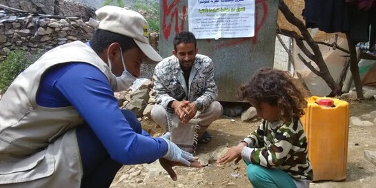 Cholera-Prävention: Ein Arzt im Jemen zeigt einem Mädchen wie sie richtig die Hände wäscht, (Help – Hilfe zur Selbsthilfe, Archivbild)