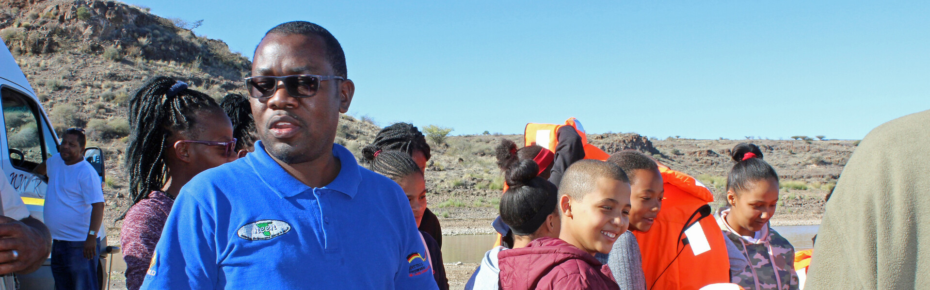 Benson Muramba mit einer Gruppe von Schüler:innen in Namibia 