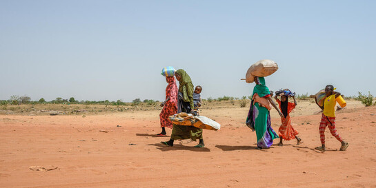 Menschen auf der Flucht vom Sudan in den Tschad