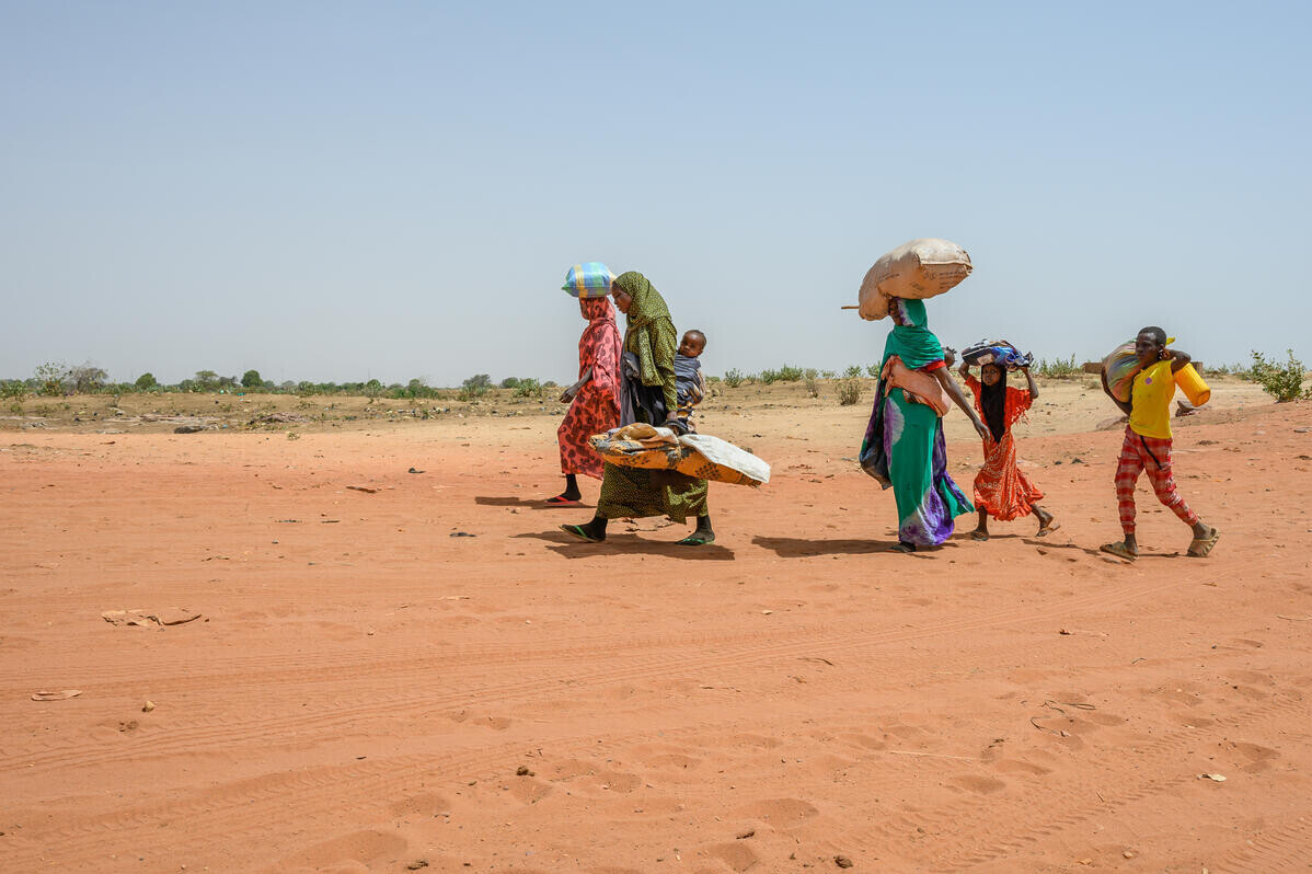 Menschen auf der Flucht aus dem Sudan in den Tschad Menschen auf der Flucht aus dem Sudan in den Tschad