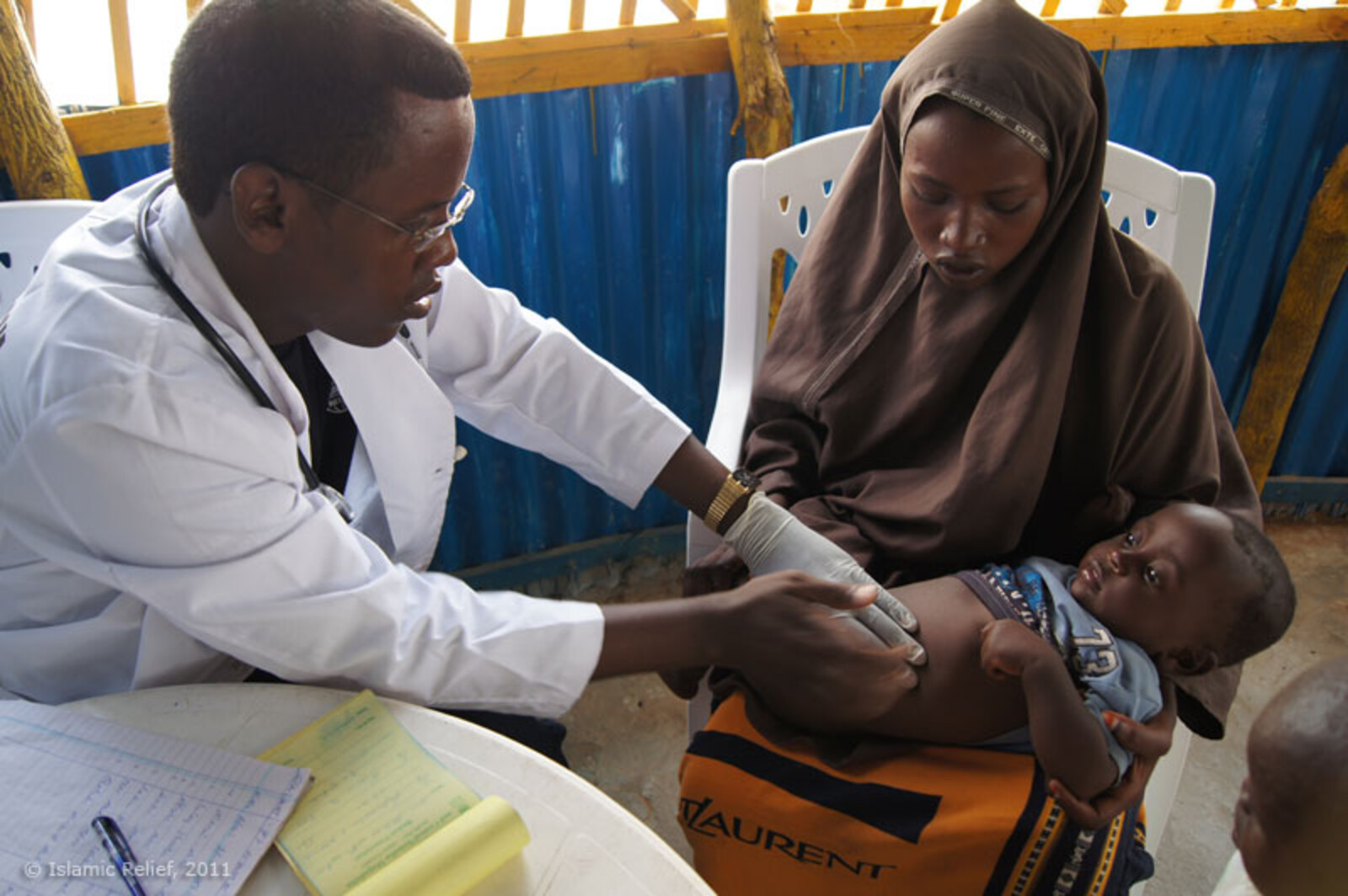 Islamic Relief ist bereits seit Anfang 2011 mit umfassenden Hilfsmaßnahmen in Ostafrika tätig. Im Flüchtlingslager in Mogadischu führt Islamic Relief,  neben einem Traumapädagogik –Projekt mit den Freunden der Erziehungskunst, Maßnahmen im Bereich Wasserv