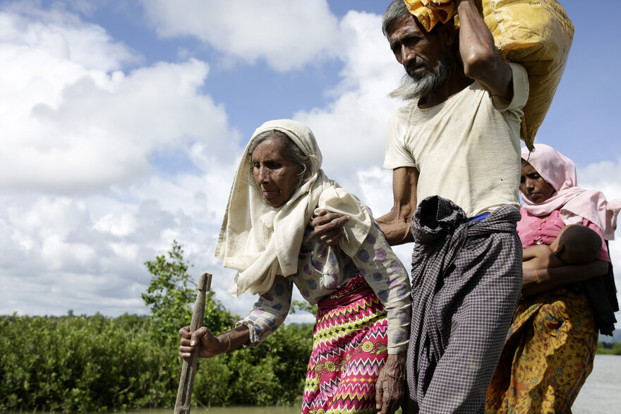 Rohingya auf der Flucht nach Bangladesch – vor allem für Kinder und ältere Menschen ist der lange Weg kräftezehrend
