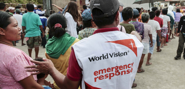 Die Mitarbeiter von World Vision sorgen für einen geordneten Ablauf