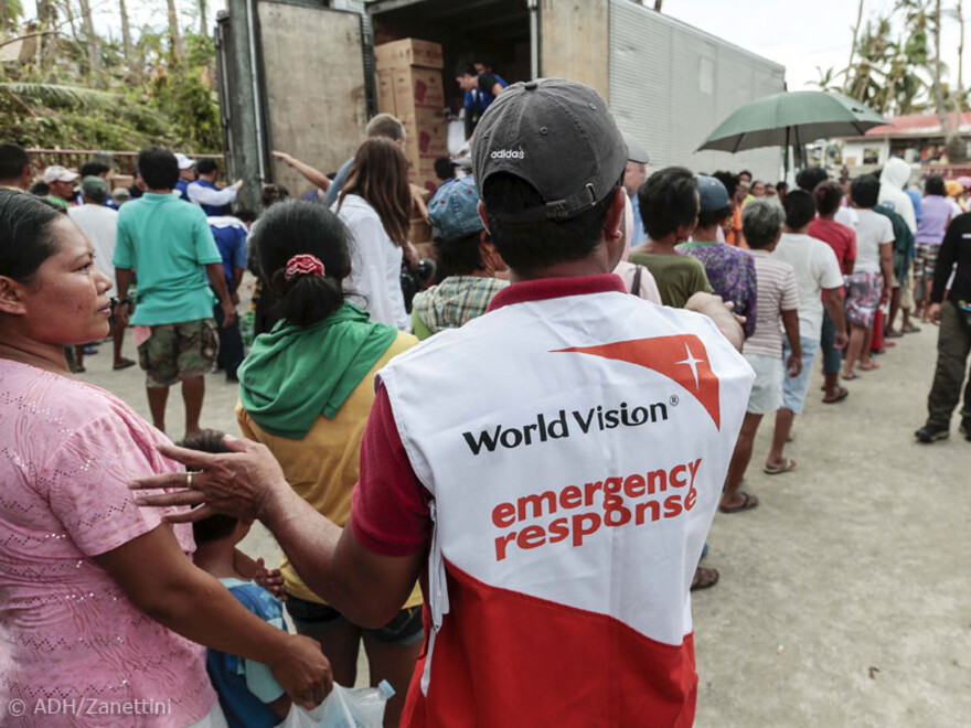 Die Mitarbeiter von World Vision sorgen für einen geordneten Ablauf