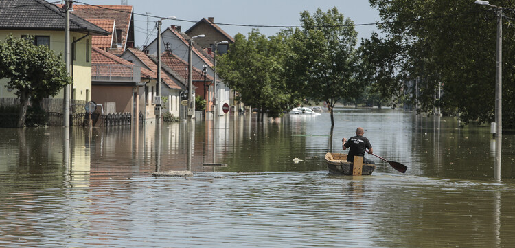 Ein Mann in einem Boot während des Hochwassers in Bosnien und Herzegowina Ein Mann in einem Boot während des Hochwassers in Bosnien und Herzegowina
